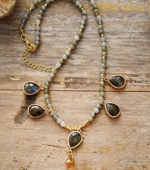 Collier en Pierres de Labradorite : Énergie Protectrice